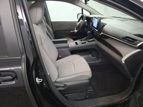 Used 2024 Toyota Sienna LE FWD image 6