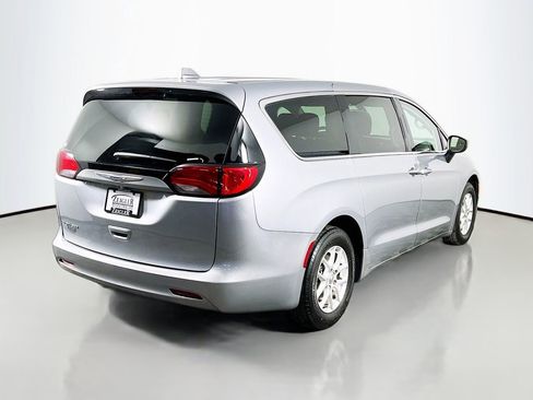 Used 2020 Chrysler Voyager LX image 5