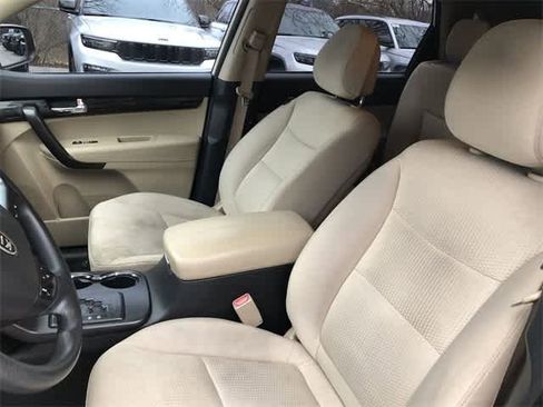 Used 2011 Kia Sorento LX image 12