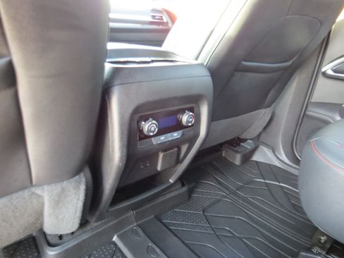 Used 2024 Chevrolet Traverse Z71 image 16