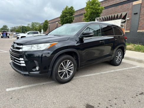 Used 2017 Toyota Highlander XLE image 3