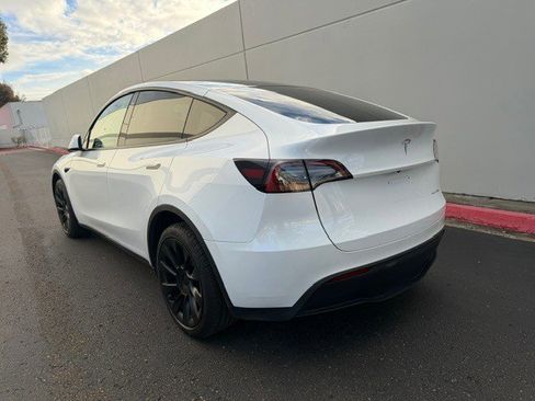 Used 2023 Tesla Model Y Long Range image 4