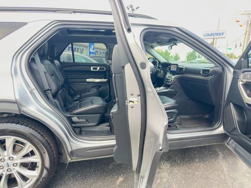 Used 2021 Ford Explorer XLT w/ Equipment Group 202A AWD/4WD image 10