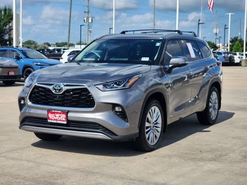 Certified 2025 Toyota Highlander Platinum AWD/4WD image 3
