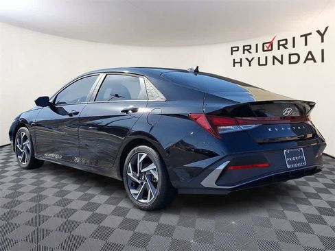 Used 2025 Hyundai Elantra Sport image 6