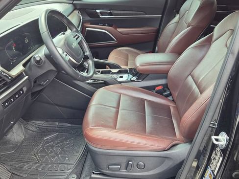 Used 2024 Kia Telluride EX w/ EX Captain's Chair Package FWD image 11
