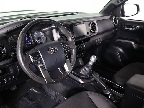 Used 2018 Toyota Tacoma TRD Sport AWD/4WD image 22