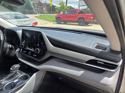 Used 2020 Toyota Highlander XLE AWD/4WD image 22