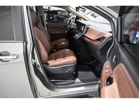 Used 2020 Toyota Sienna Limited Premium FWD image 15
