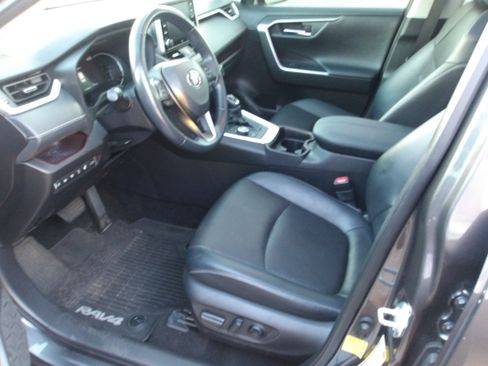 Used 2020 Toyota RAV4 Limited AWD/4WD image 4