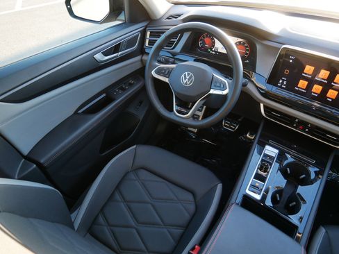 Used 2024 Volkswagen Atlas Peak Edition SEL image 9