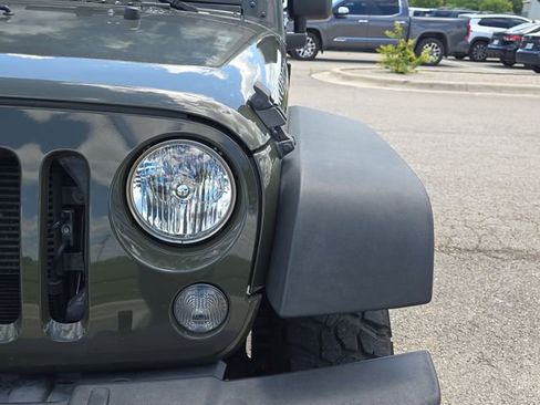 Used 2015 Jeep Wrangler Unlimited Rubicon w/ Connectivity Group AWD/4WD image 30