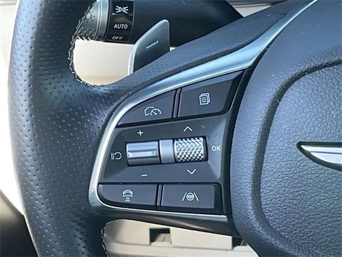 Used 2025 Genesis G70 2.5T image 12