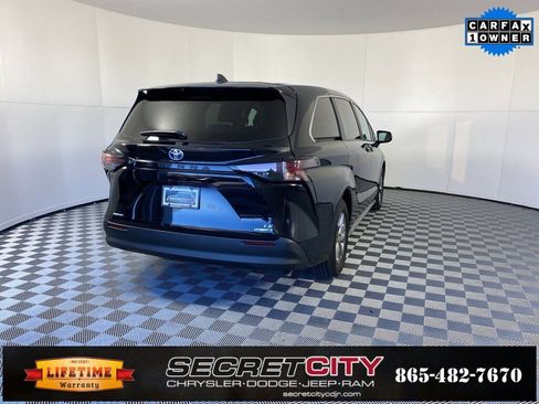 Used 2024 Toyota Sienna LE image 7