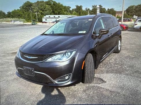 Used 2018 Chrysler Pacifica Touring-L FWD image 19