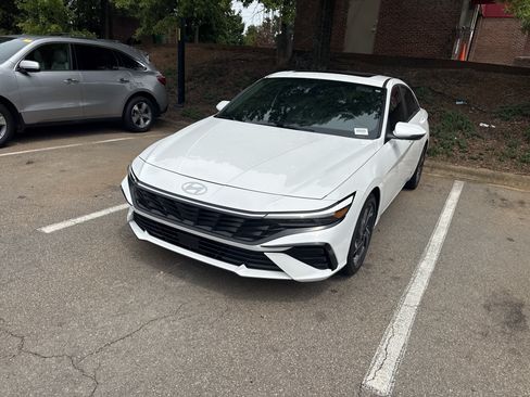Used 2025 Hyundai Elantra Limited w/ Cargo Package FWD image 5