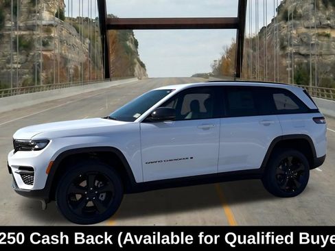 New 2025 Jeep Grand Cherokee Altitude RWD image 4