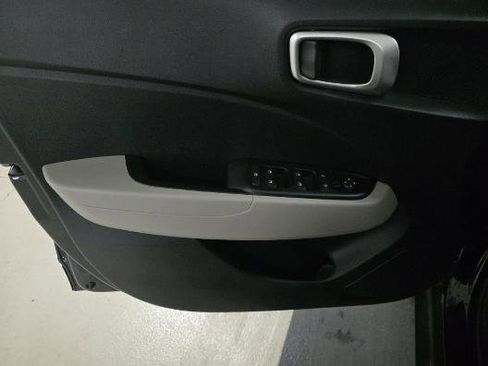 Used 2023 Hyundai Venue SEL FWD image 9