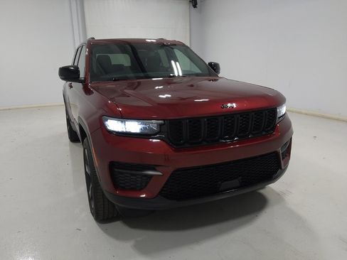 Used 2023 Jeep Grand Cherokee Altitude AWD/4WD image 14