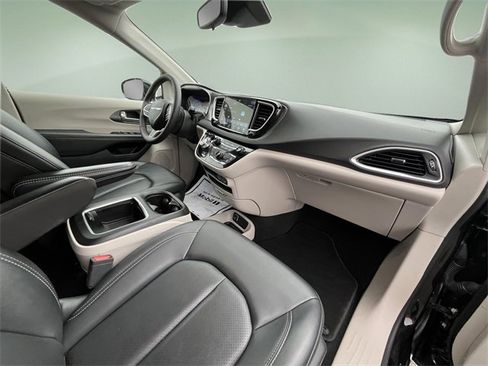 Used 2024 Chrysler Pacifica Touring-L image 38