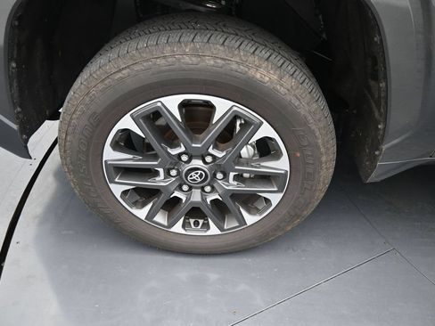 Used 2026 Toyota Tundra Limited AWD/4WD image 12