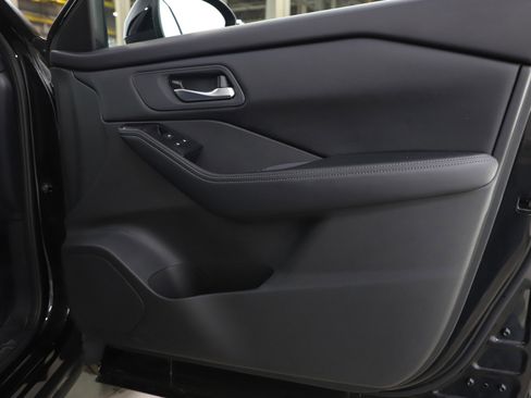 Used 2025 Nissan Rogue SV image 9