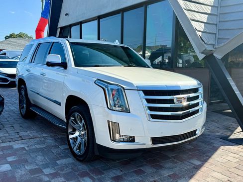 Used 2015 Cadillac Escalade Luxury image 3