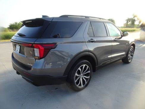 Used 2025 Ford Explorer ST-Line AWD/4WD image 4