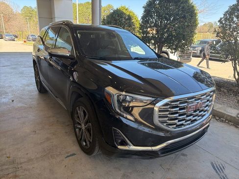 Used 2018 GMC Terrain Denali w/ Advanced Safety Package image 4