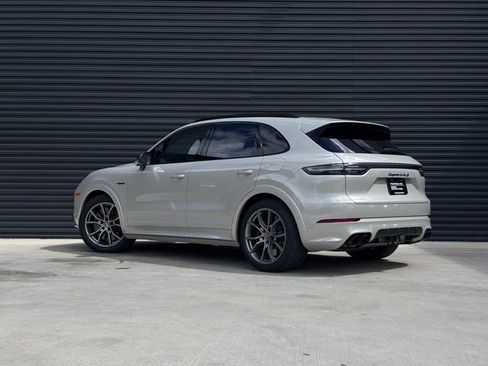 Certified 2022 Porsche Cayenne Turbo S AWD/4WD image 3