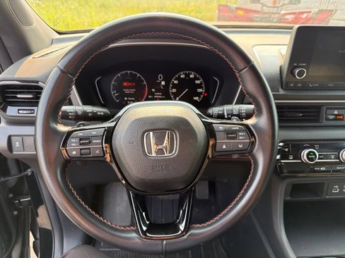 Used 2023 Honda Pilot Sport image 13