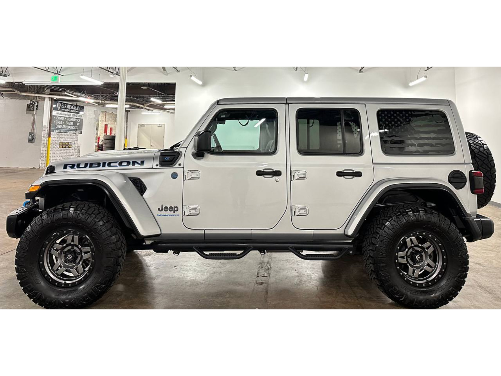 Used 2023 Jeep Wrangler Unlimited Rubicon 4xe w/ Steel Bumper Group AWD/4WD image 8