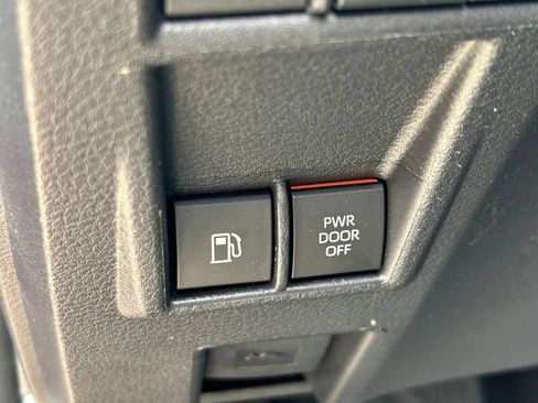 Used 2026 Toyota Sienna XLE FWD image 27
