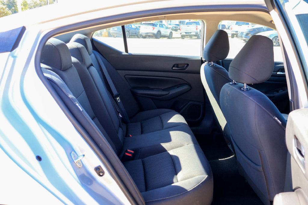 Used 2024 Nissan Altima 2.5 SV FWD image 10