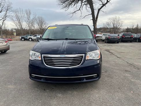 Used 2015 Chrysler Town & Country Touring-L w/ Driver Convenience Group image 3