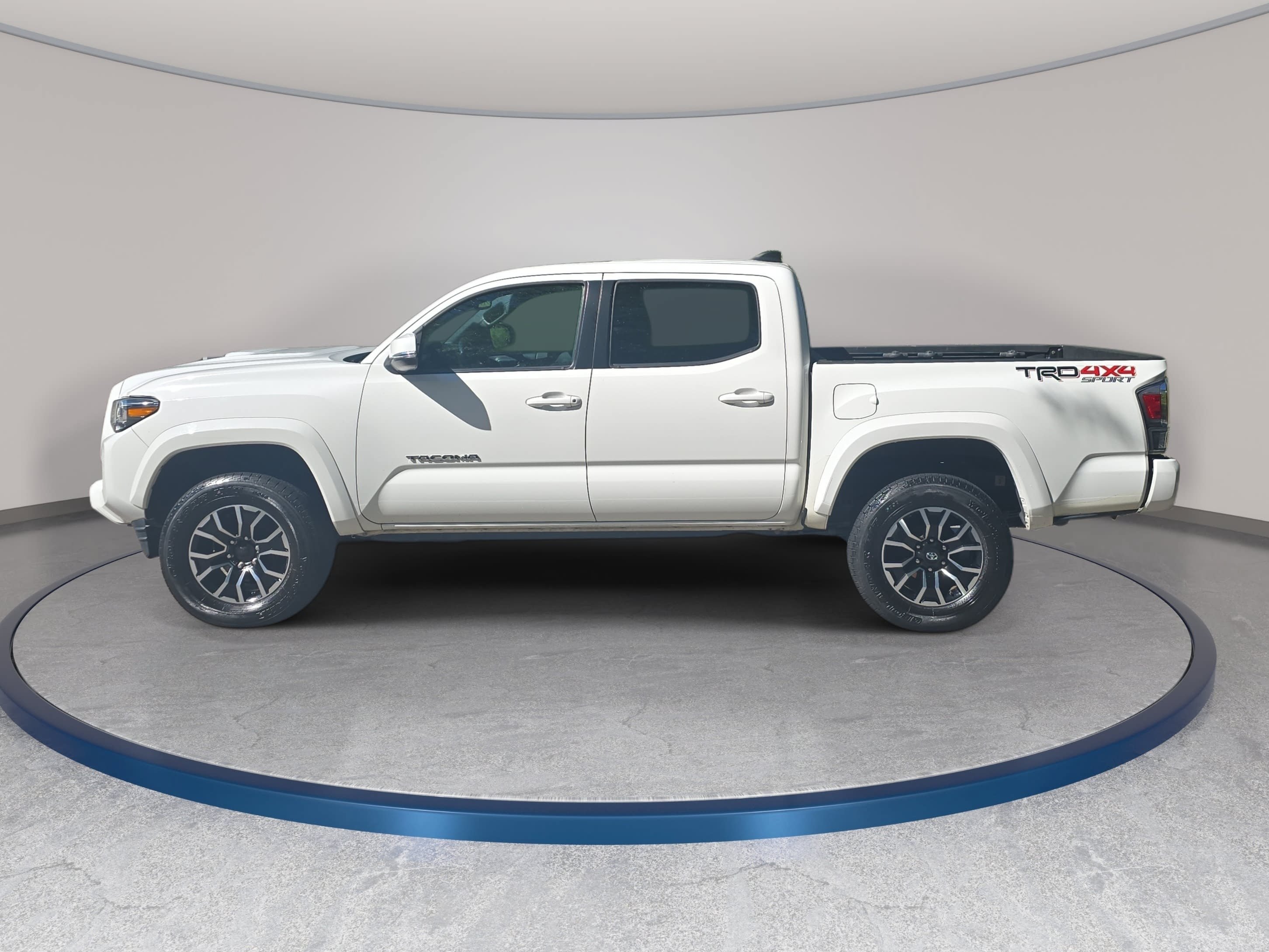 Used 2020 Toyota Tacoma TRD Sport w/ TRD Premium Sport Package AWD/4WD image 8