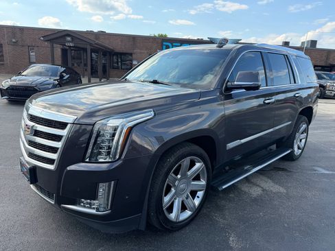 Used 2017 Cadillac Escalade Premium Luxury AWD/4WD image 7