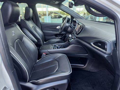 Used 2025 Chrysler Pacifica Limited FWD image 41