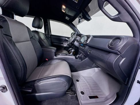 Used 2022 Toyota Tacoma TRD Sport w/ Technology Package image 32