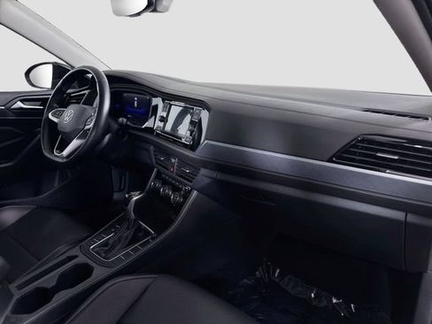 Certified 2022 Volkswagen Jetta SE w/ Panoramic Sunroof Package FWD image 32