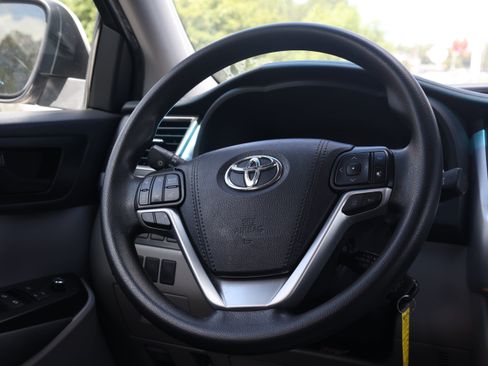 Used 2019 Toyota Highlander LE FWD image 3
