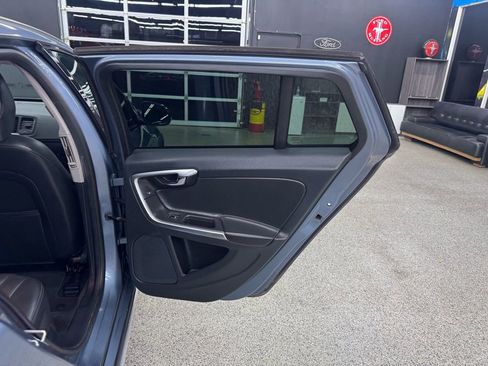 Used 2018 Volvo V60 T5 Cross Country w/ Convenience Package image 16