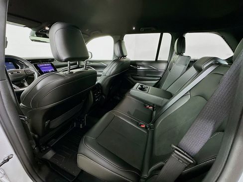 Used 2025 Jeep Grand Cherokee Altitude image 4