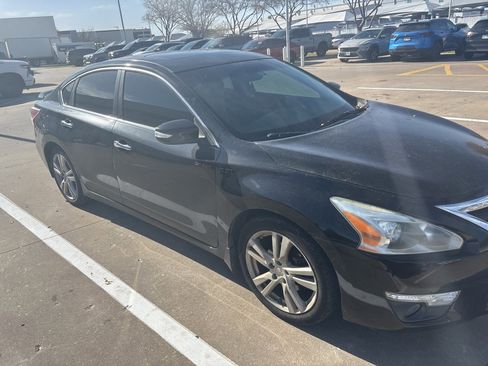 Used 2013 Nissan Altima 3.5 SL w/ Technology Pkg image 2