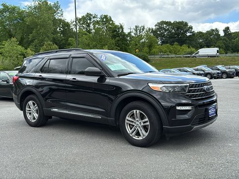 Used 2021 Ford Explorer XLT w/ Equipment Group 202A AWD/4WD image 2