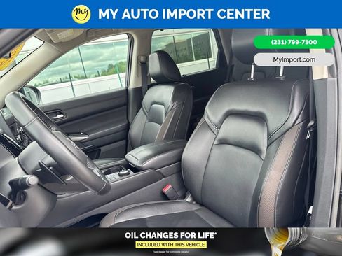 Used 2024 Nissan Pathfinder SL AWD/4WD image 13