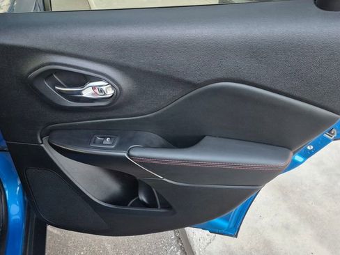 Used 2021 Jeep Cherokee Trailhawk image 12