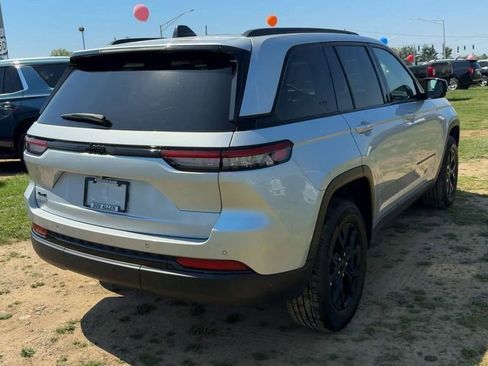 Used 2025 Jeep Grand Cherokee Altitude AWD/4WD image 6