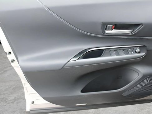 Certified 2021 Toyota Venza LE image 18