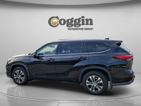 Used 2021 Toyota Highlander XLE AWD/4WD image 3